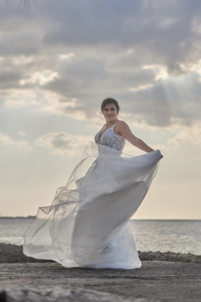 novia vestida d e blanco boda en la costa habana 1ra y 70